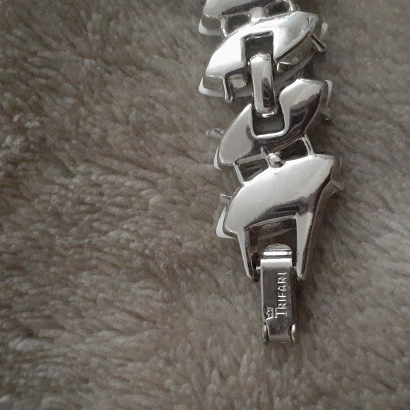 Vtg Crown Trifari bracelet and earrings set - Picture 4 of 4